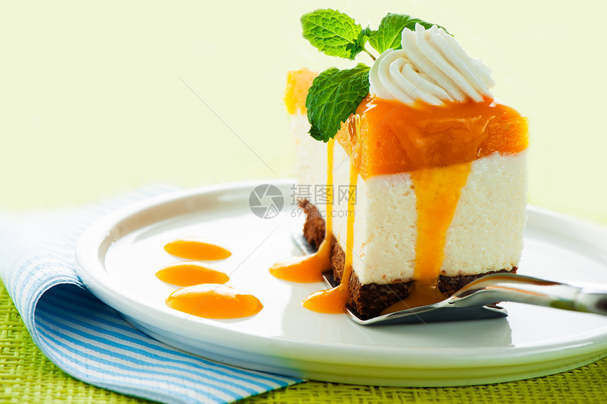 一个芒果奶酪蛋糕 白色背景的芒果芝士蛋糕 作为工作室sho食谱盘子巧克力馅饼面粉食物蛋糕橙子水果糖果图片