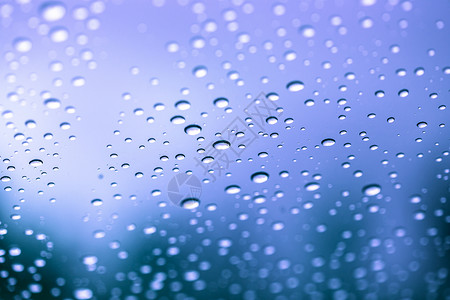玻璃上的雨滴宏观窗户背景图片