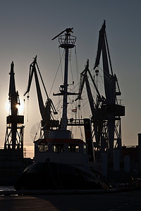 港口码头日落起重机和拖船背景