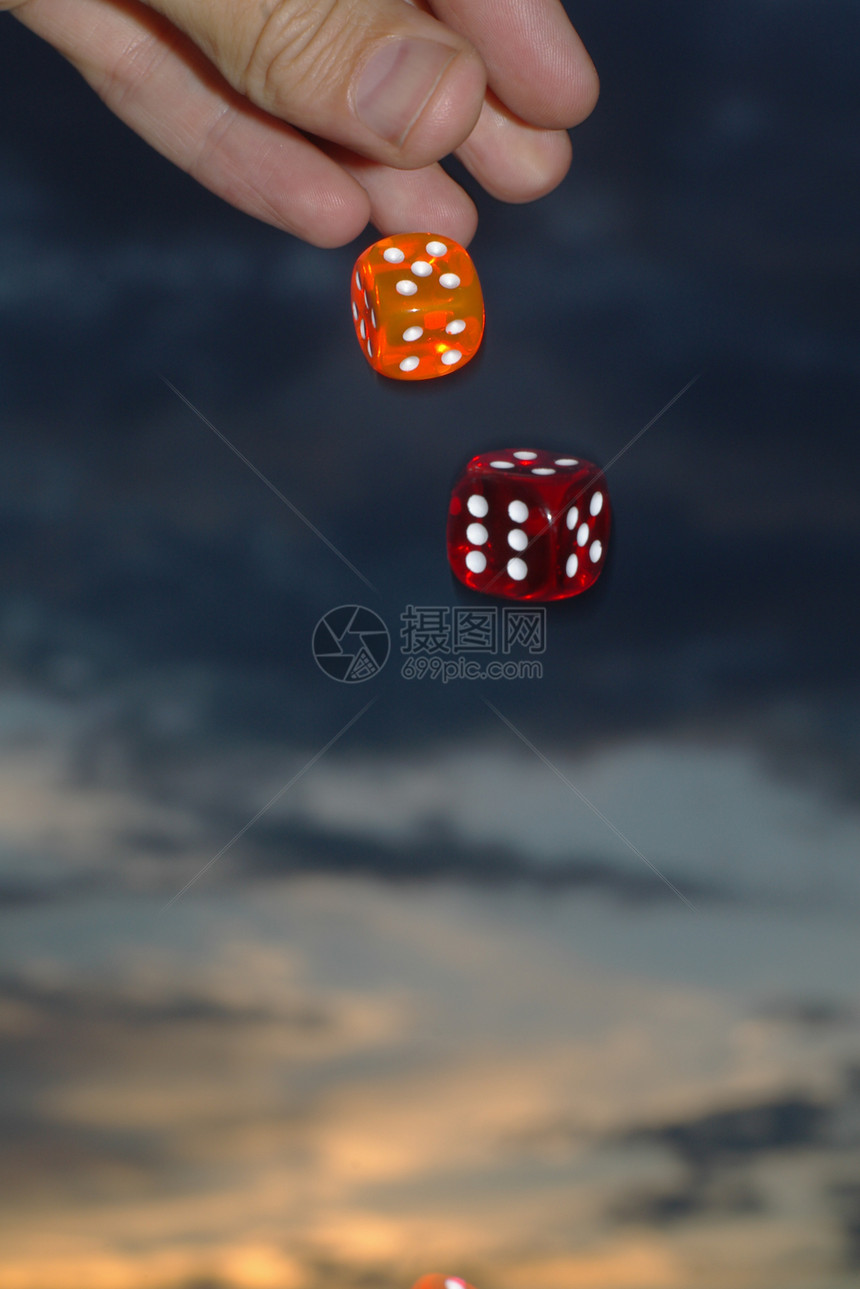正在下降的骰子运气指甲天空蓝色空气游戏手指气氛皮肤图片