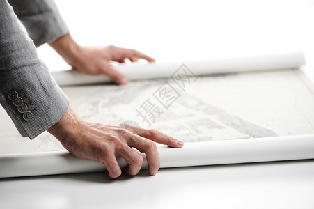 工程师打开一个蓝图项目活动建筑学文档打印建筑师办公室房子生长男人建筑背景图片