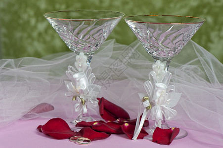 鲜花和结婚戒指夫妻花束派对邀请函门票盒子花朵庆典白色仪式背景图片