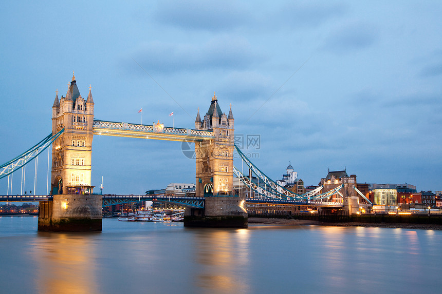 伦敦铁塔桥紫暮图片