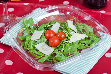 番茄和奶酪沙拉Bresaola和面食沙拉蔬菜营养牛肉片食物火腿饮食小吃餐饮红色午餐背景
