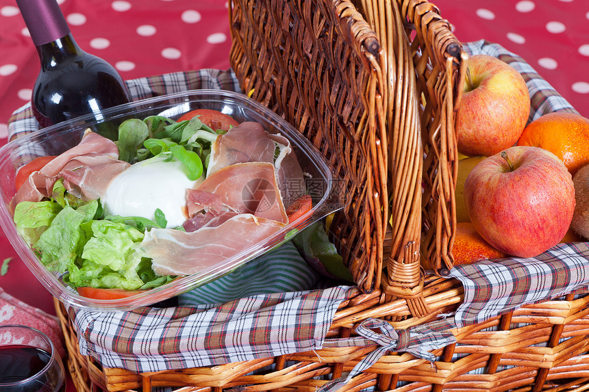 彩礼篮子午餐营养沙拉餐饮小吃健康红色火腿维生素水果图片