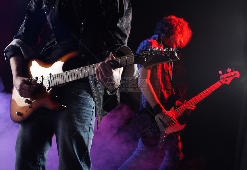 摇滚音乐家在现场音乐会演奏设备热情灯光摇滚乐活动流行音乐家文艺乐队电吉他叛乱图片