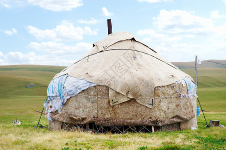 住在哈萨克斯坦山区游牧民的乡下草高清图片素材