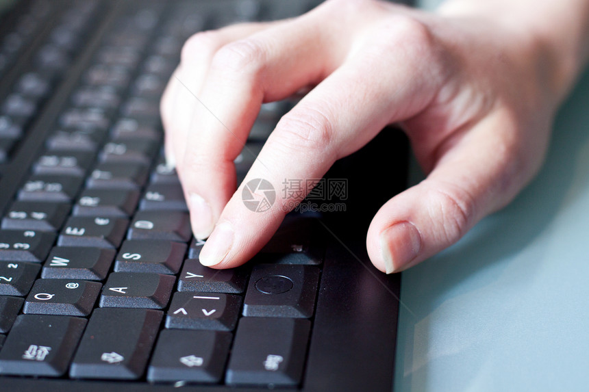 女人手握在一个密钥键盘上工作商业女性职场办公室钥匙电脑电子产品宏观技术图片