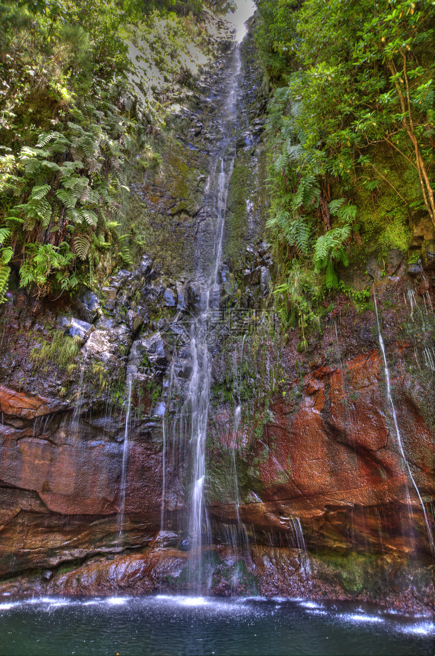 马 提拉木头瀑布爬坡灌溉晴天山脉灌渠小岛渠道旅行图片