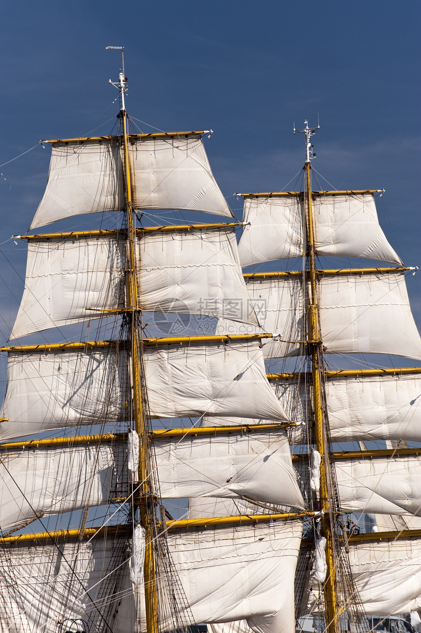 航行帆船蓝色海洋航海航程桅杆海事白色绳梯风帆旅行图片