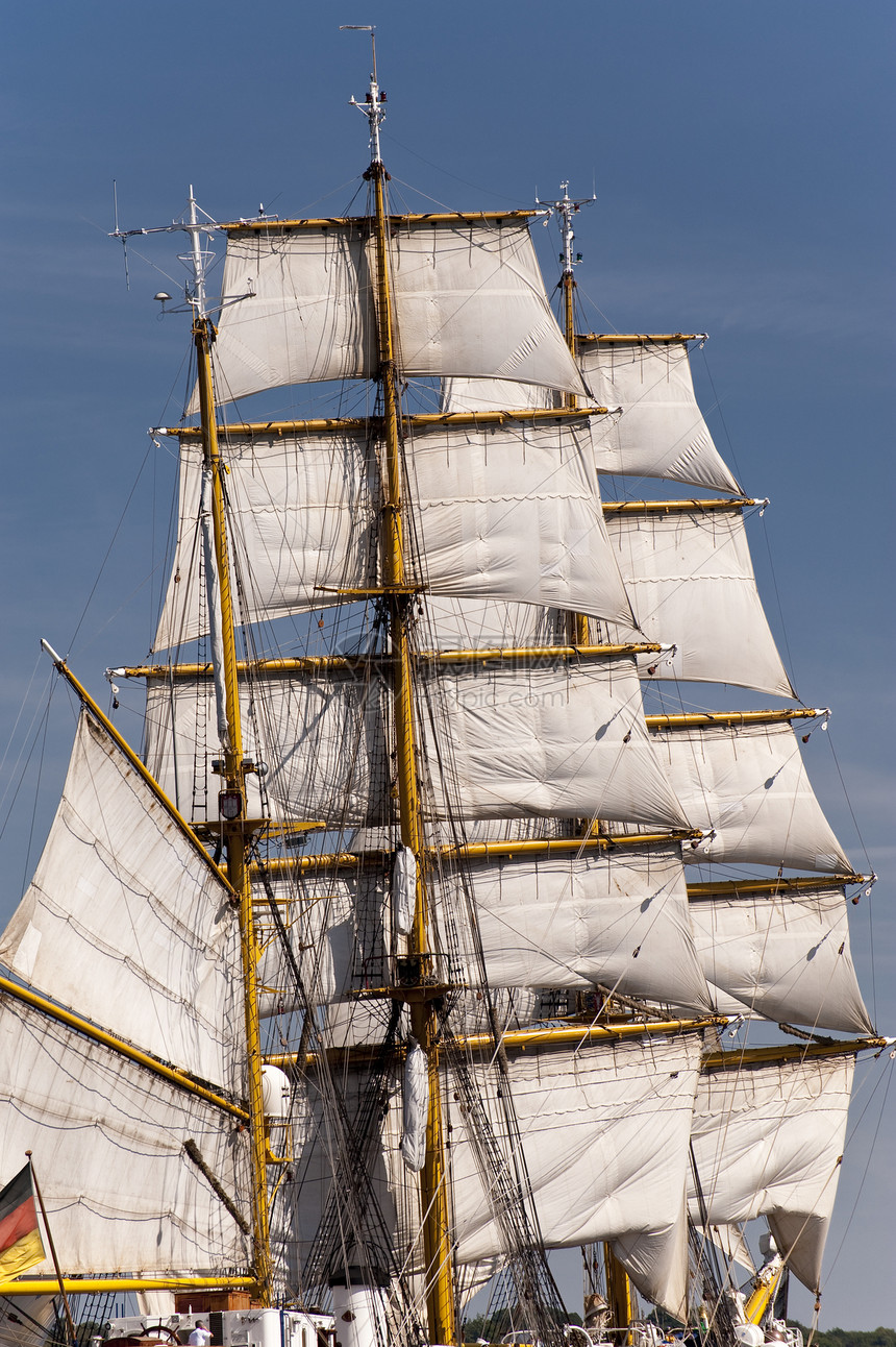 航行帆船绳索绳梯航程白色海军桅杆船运港口海洋导航图片