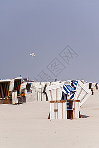 海滩椅英石沿岸高跷假期海岸播客沙滩娱乐住宅高清图片
