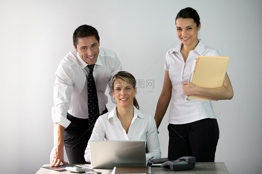 三名同事在办公室工作图片