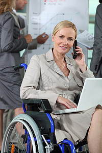 妇女轮轮椅会议同事障碍残障电脑电话管理人员办公室女士运动背景图片