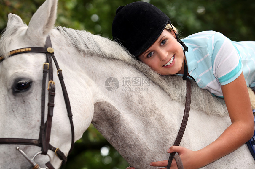 年轻女人和她的马匹灰色女士骇客拥抱国家农村青少年朋友骑术女性图片