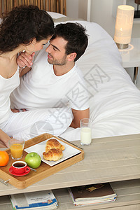衣着夫妇在床上接吻女士高清图片素材