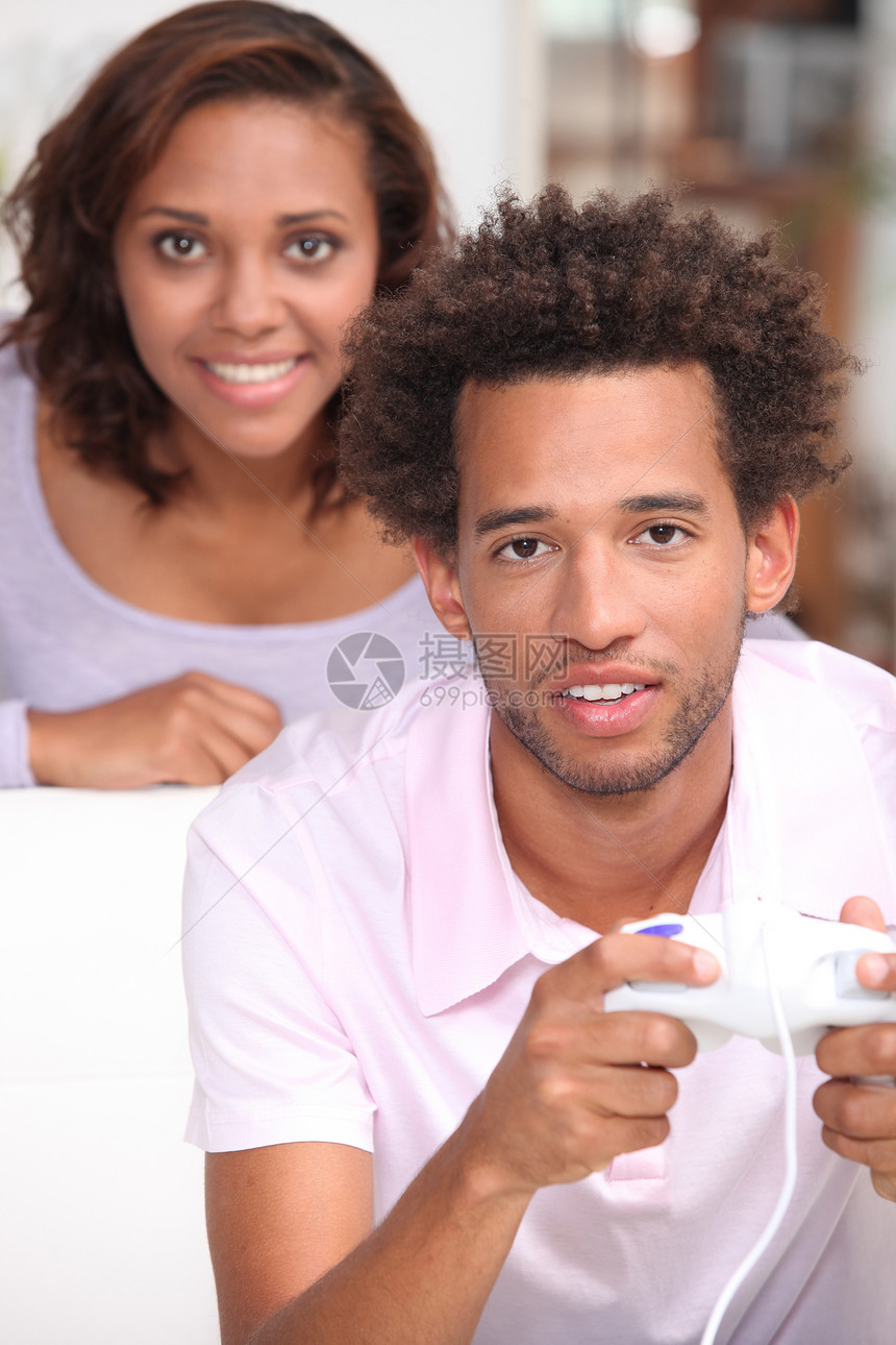 玩电子游戏的情侣客厅女士娱乐电视游戏女朋友乐趣女性技术金属图片