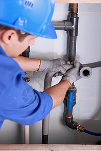 安装塑料家庭自来水管的管道灰色进口防漏关节工程男性配件住所男人防水住所的高清图片素材