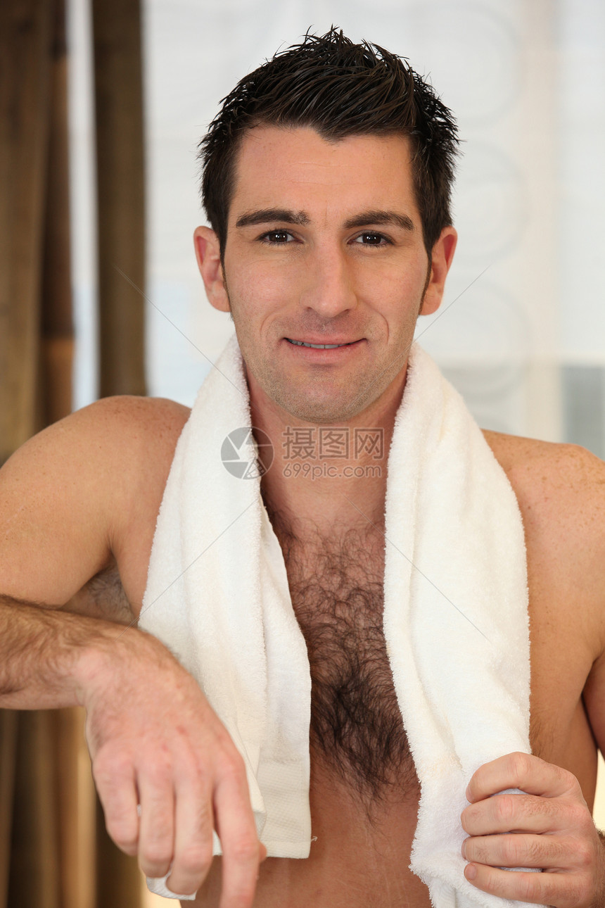 一个带浴巾的男人的肖像图片