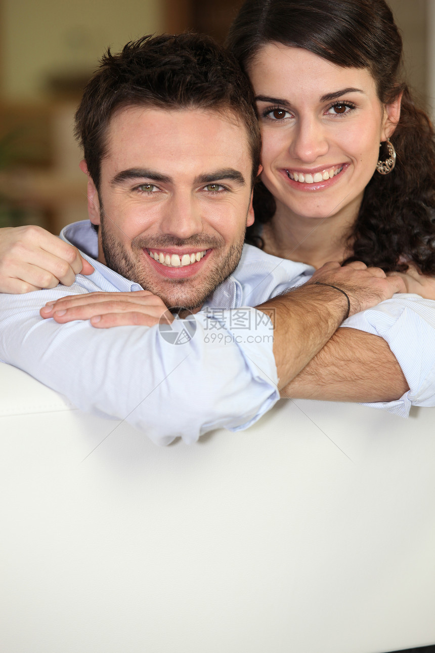 情侣在沙发上放松幸福休息室微笑家庭女士享受女朋友拥抱男性男人图片