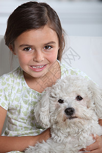 带狗的孩子青少年婴儿快乐女儿小狗动物摇篮女孩白色女学生背景图片