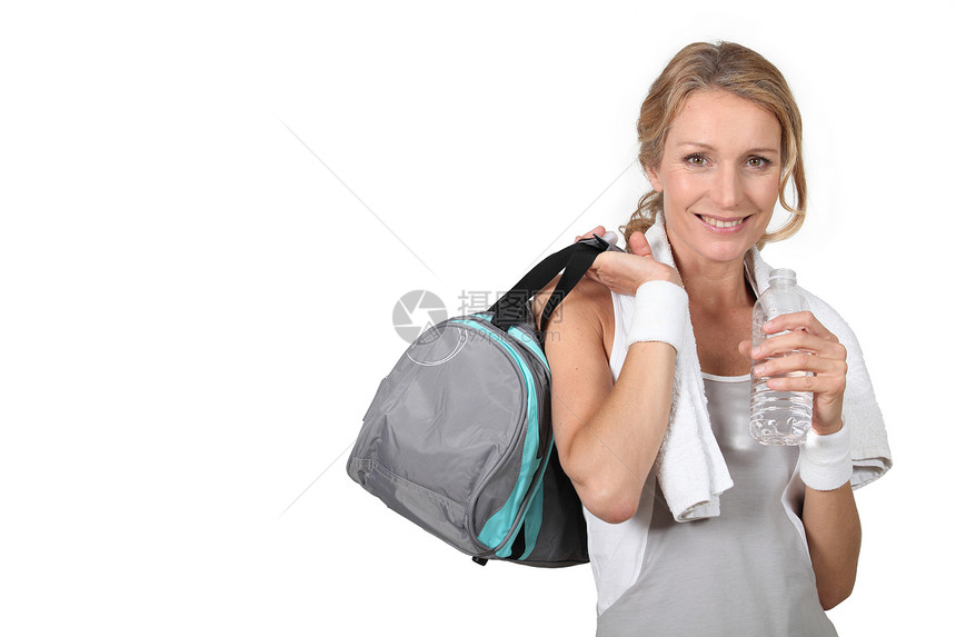 身穿运动服 背着袋装水瓶的布隆德妇女图片