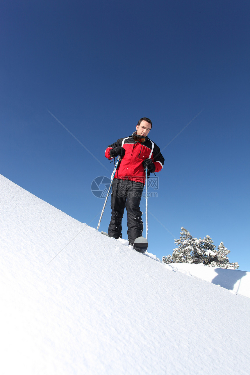 男子在山上滑雪石头全景蓝天旅行滑雪者爬坡岩石顶峰假期蓝色图片