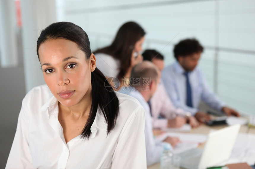 妇女在其办公室任职的情况说话同事人士女士商业商务白色公司微笑桌子图片