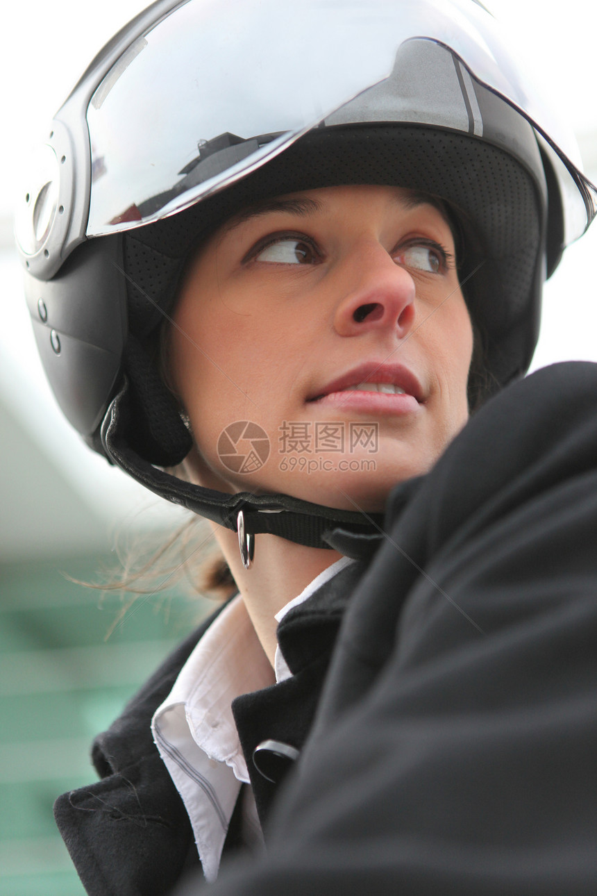 骑摩托车的女商务人士图片