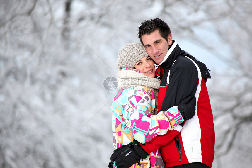 穿着滑雪夹克的情侣 在冬日拥抱图片