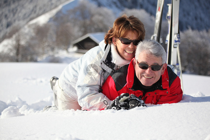 年老的情侣在雪中玩耍图片