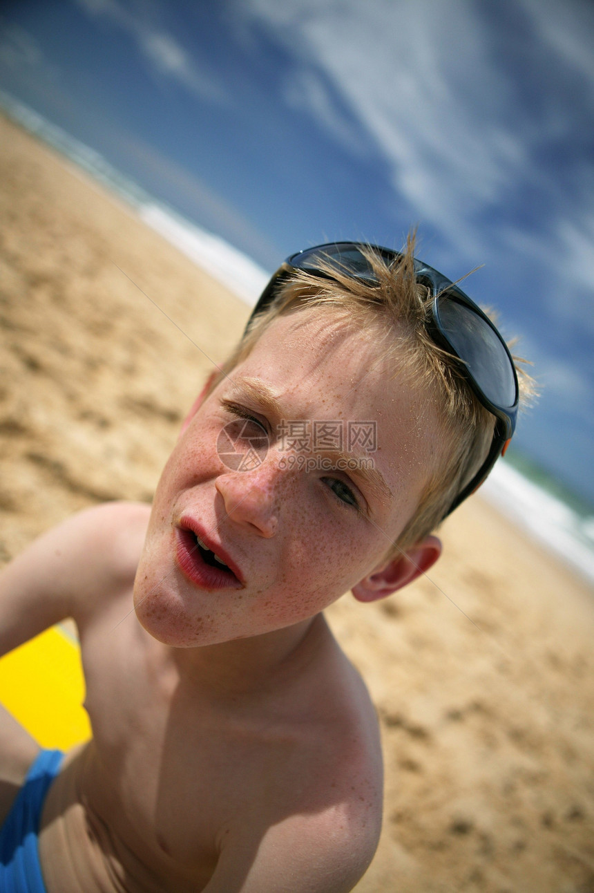 小男孩在海滩玩得开心蓝色跑步男生天空游泳快乐乐趣速度儿子水滴图片