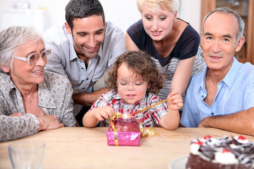 一家人一起庆祝生日的生日退休祖父母蛋糕男人老年人童年桌子家庭老年甜点图片