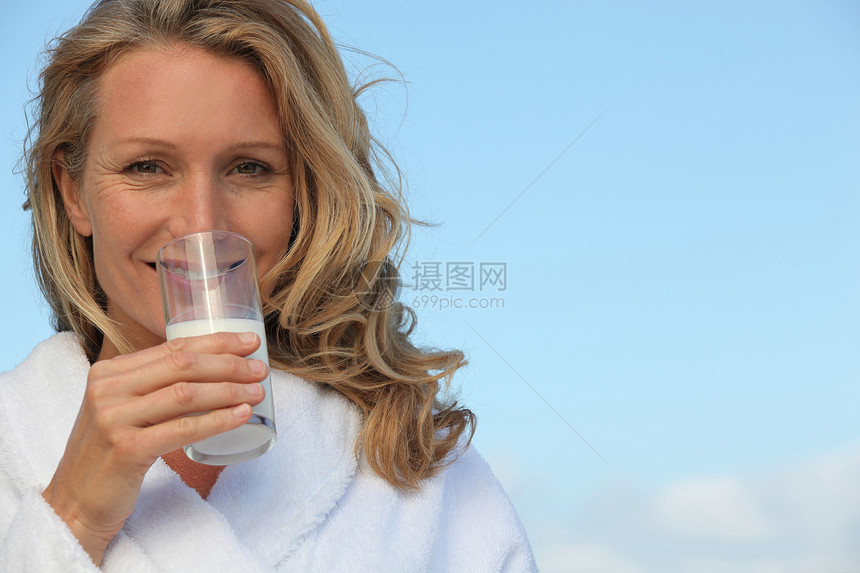 一位喝牛奶的女人的肖像图片