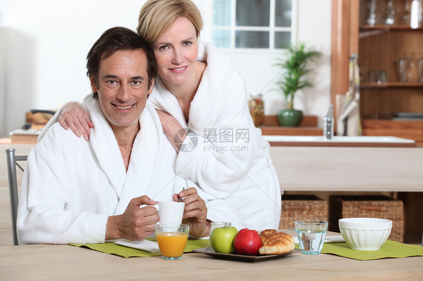 夫妇吃早餐微笑玻璃房子福利丈夫男人面包伴侣用餐咖啡图片