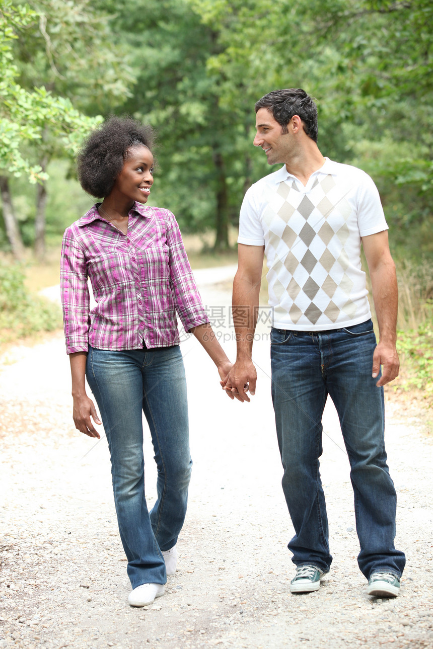夫妇在公园散步拥抱男人女朋友男朋友女性恋人女士男性幸福感情图片
