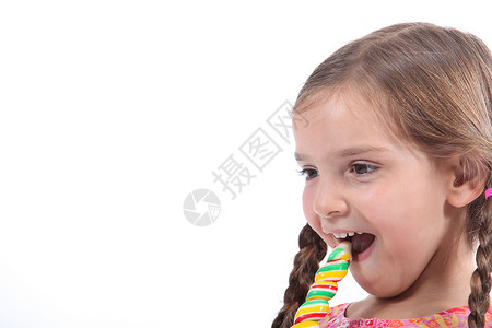 小女孩吃糖果 看起来很开心和穷困高清图片