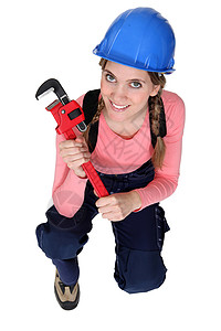 女性水管工用扳手跪下修理工高清图片素材