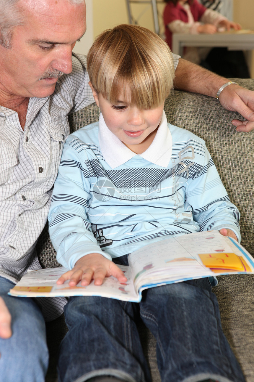 祖父和孙子一起读书图片