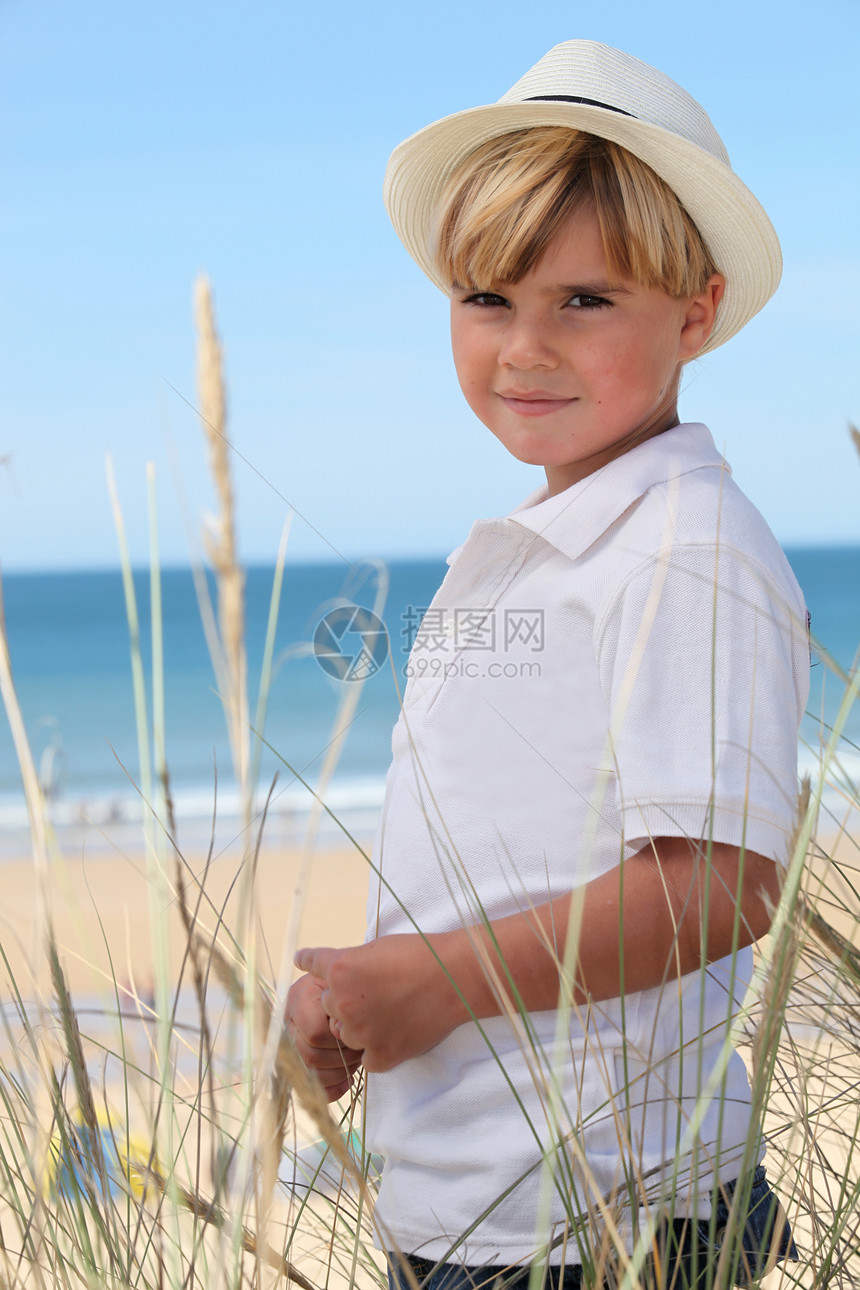 海边的小男孩图片