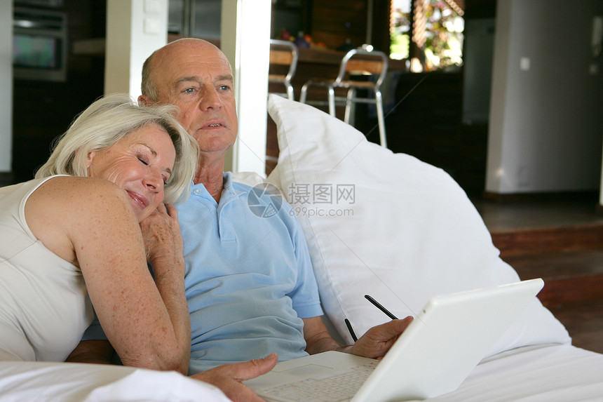 老年夫妇用电脑放松体力图片