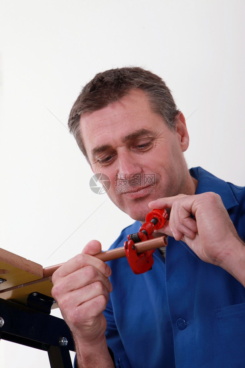 管道切割铜管管子白色蓝色工人男性安装生产卫生维修刀刃图片