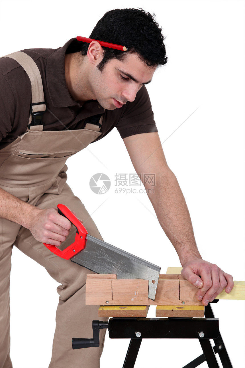 男人砍一块木头衣领工人木匠杠杆作坊曲柄工作台锯齿状白色贸易图片