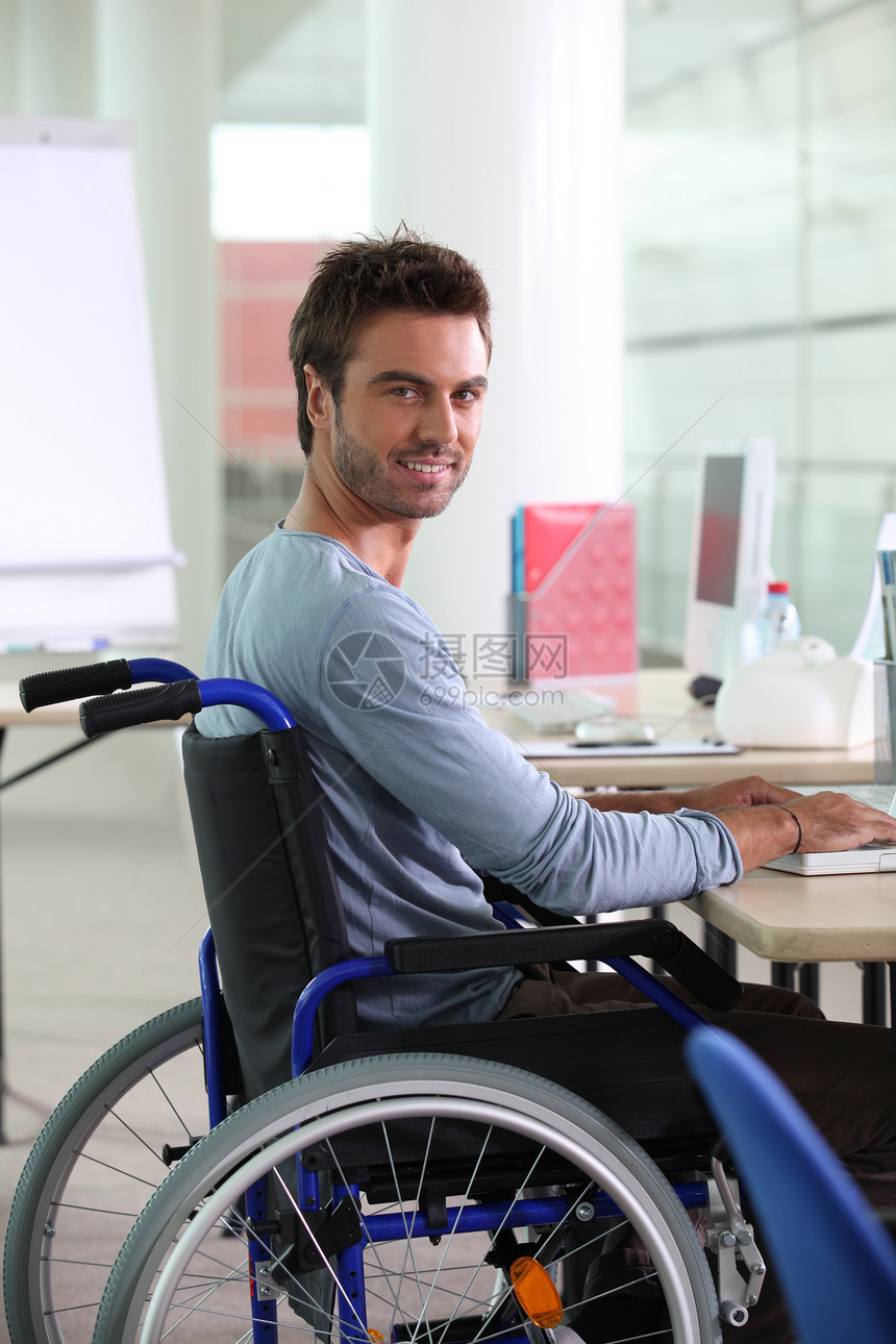 从事计算机工作轮椅工作的男子图片