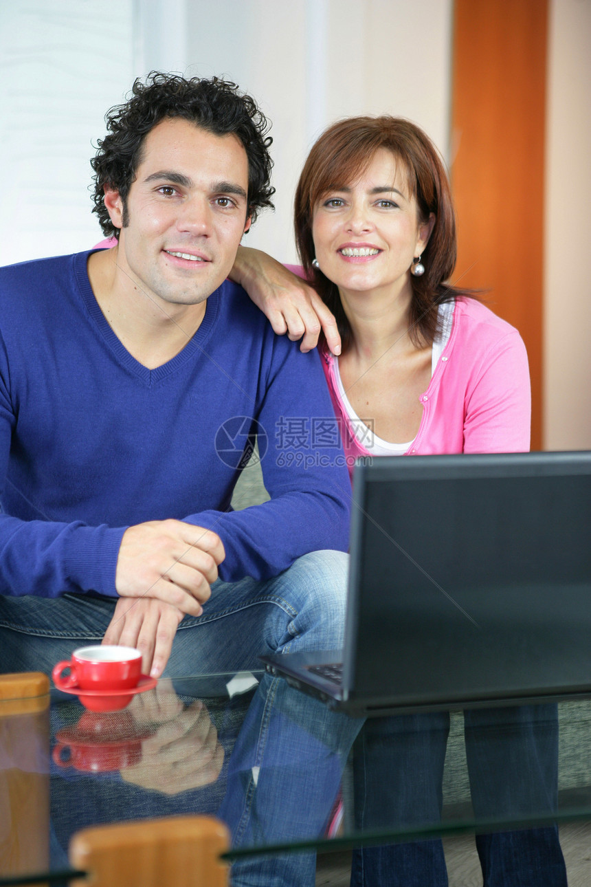 夫妇在家放松电脑白色妻子成人女朋友冲浪闲暇微笑夫妻女士图片