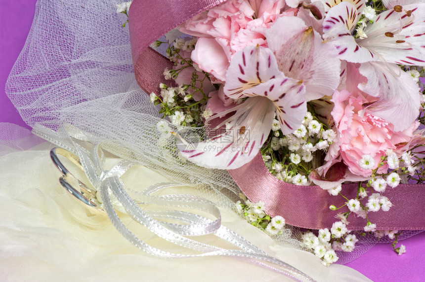 鲜花和结婚戒指包装白色庆典夫妻花朵套餐盒子婚礼仪式派对图片