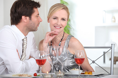 餐厅的一对夫妇夫妻金发宴请玻璃丈夫个人粉色小酒馆婚姻成就背景图片