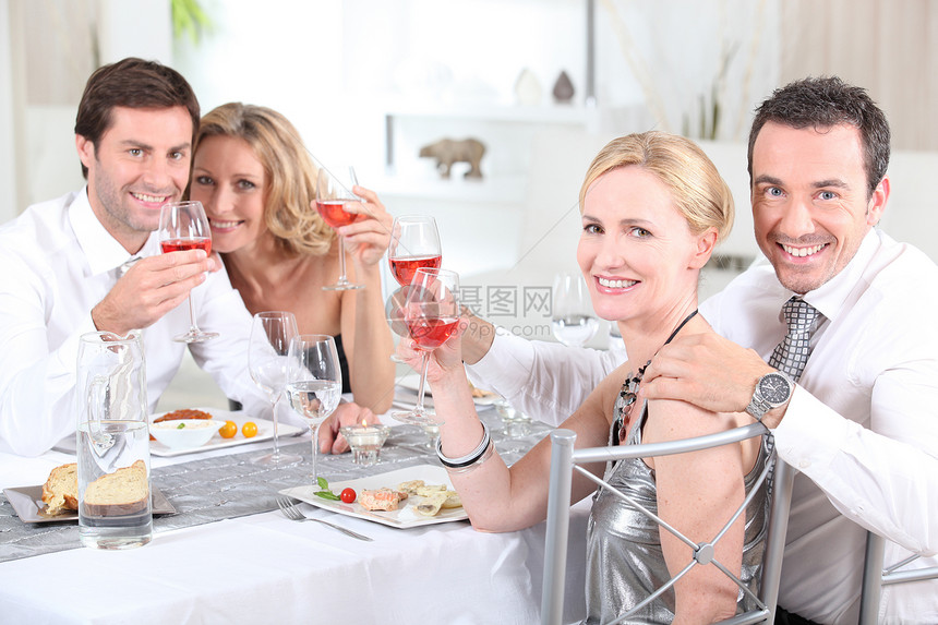 晚餐时的情侣周年女性庆典闺蜜客厅丈夫领带朋友们纪念日娱乐图片