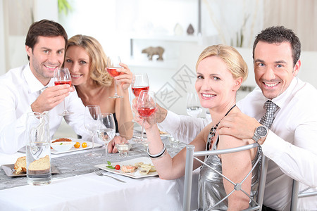 晚餐时的情侣周年女性庆典闺蜜客厅丈夫领带朋友们纪念日娱乐背景图片