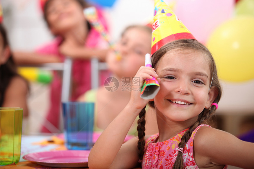 参加儿童生日晚会的少女派对辫子帽子朋友们宴请童年庆典家庭乐趣鼓风机图片